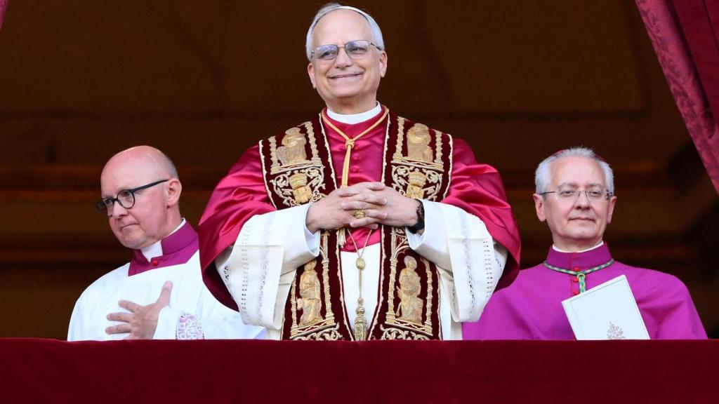 El nuevo Papa, León XIV, en el balcón de la basílica de San Pedro después de la elección.