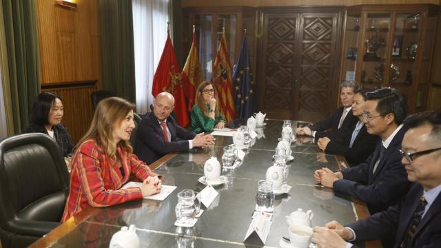La alcaldesa de Zaragoza, durante la reunión de este viernes.