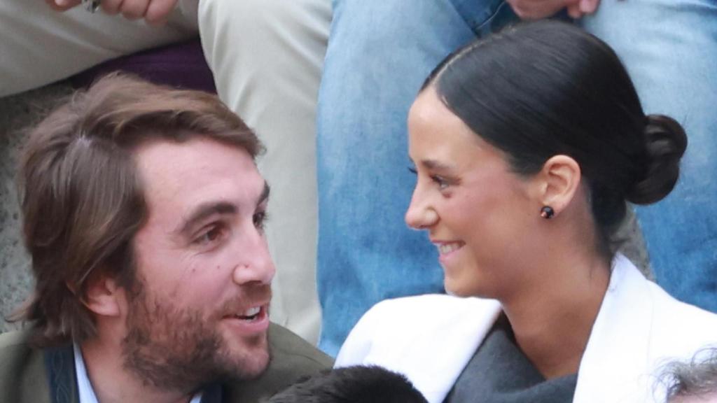 La pareja, disfrutando de un momento agradable en las ventas.