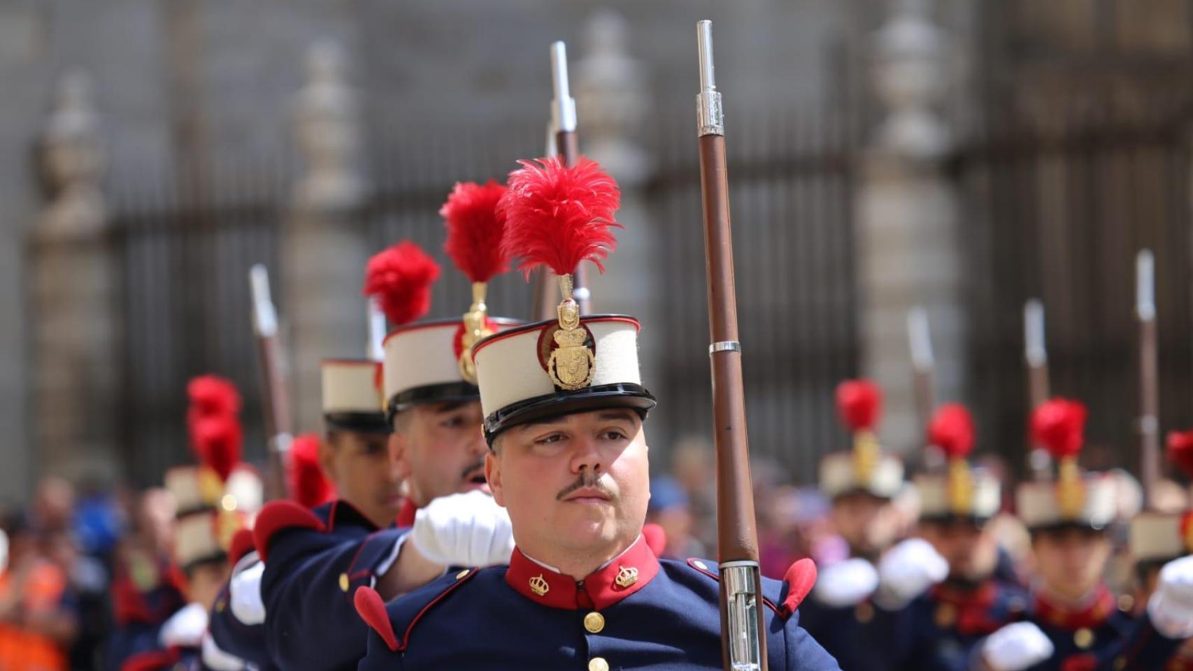 Toledo recibe con honores a la Guardia Real en una vistosa jornada militar en el Casco Histórico