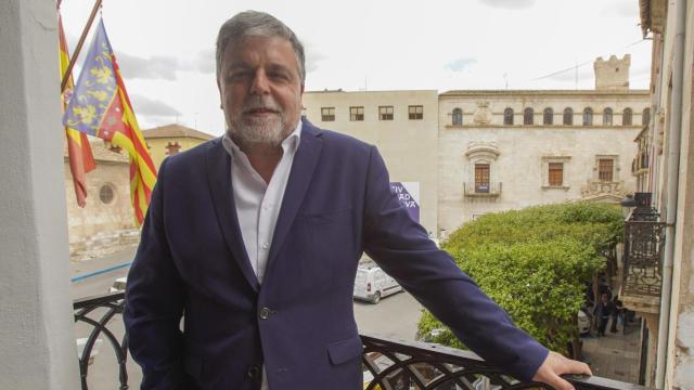 Fulgencio Cerdán en el balcón del ayuntamiento (provisional mientras terminan las obras) de Villena.