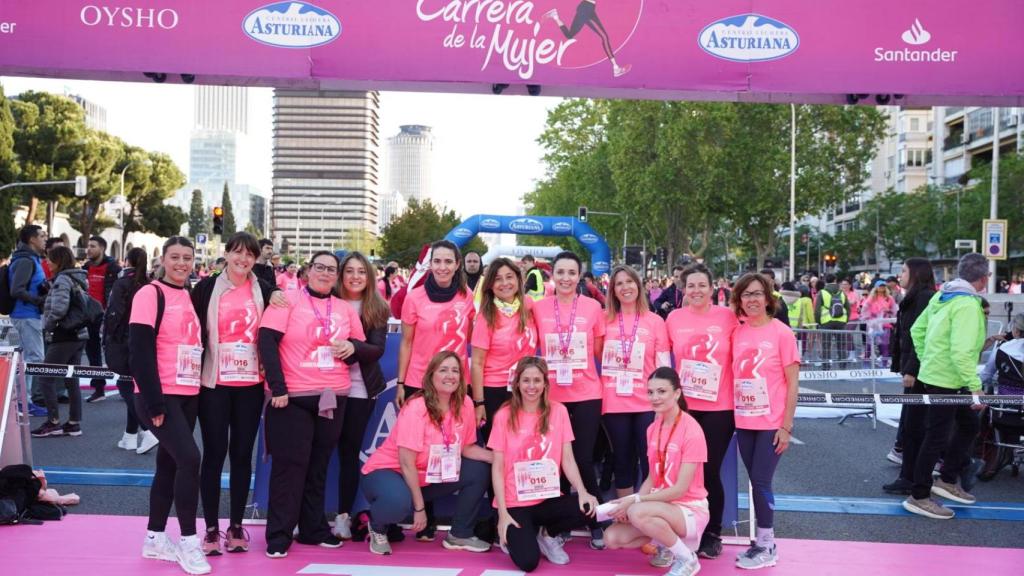 Miembros del equipo de Magas posaban juntas en la línea de salida de la Carrera de la Mujer.