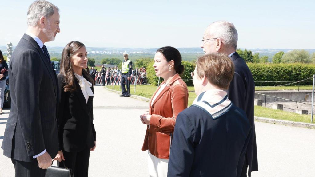 Los reyes saludan al presidente federal de la República de Austria, Alexander van der Bellen, y la primera dama, Doris Schmidauer, a su llegada a la Ley Conmemorativa del 80 aniversario del lanzamiento del campo de concentración de Mauthausen.
