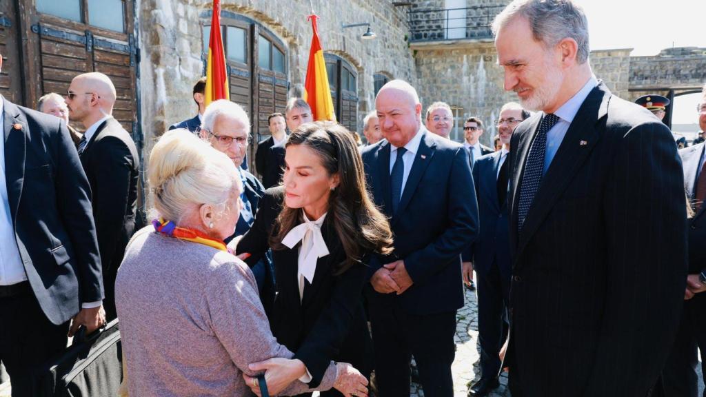 Los reyes, junto con los familiares de las víctimas de Mauthausen.
