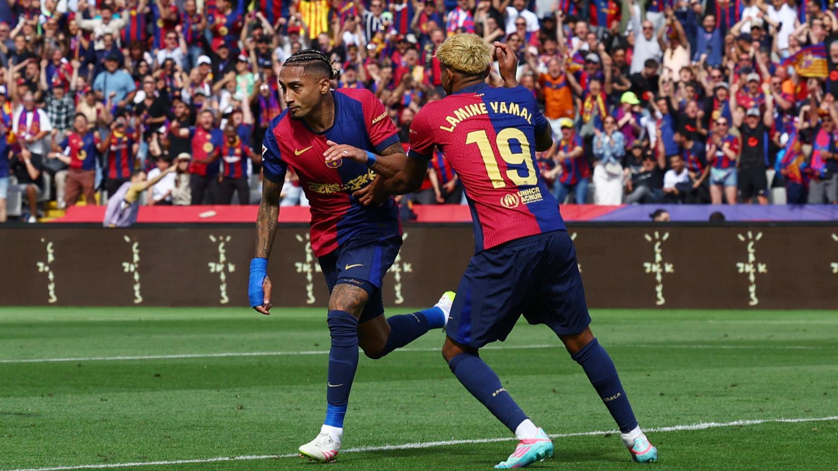 Raphinha y Yamal celebran un gol durante El Clásico