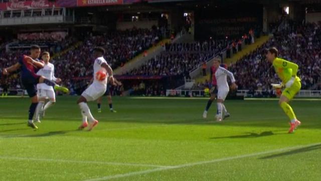 La polémica jugada en la que el Barça reclamó penalti.