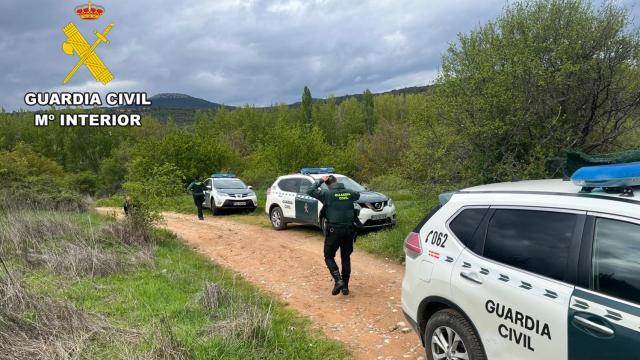 Agentes de la Guardia Civil durante el operativo en Covarrubias