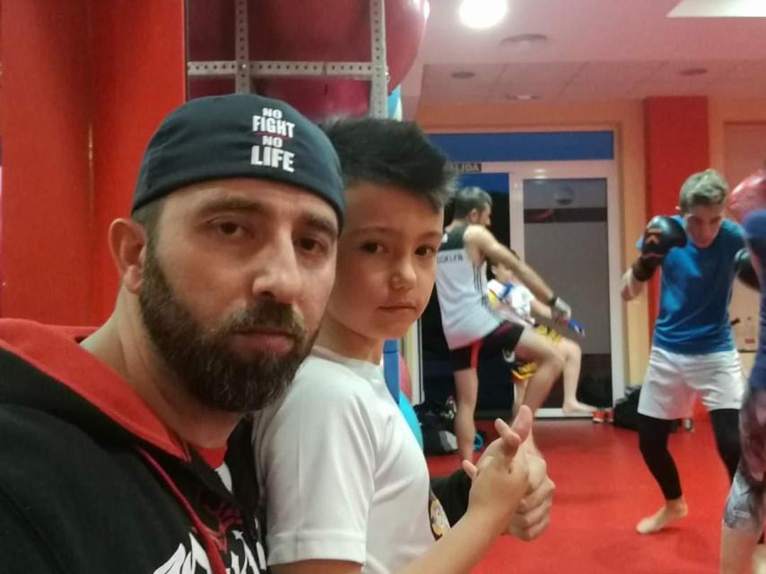 Juan, cuando era un niño, en brazos de su tío, Juan Francisco Giménez Escámez, su actual entrenador en el Sport Gym de Águilas.