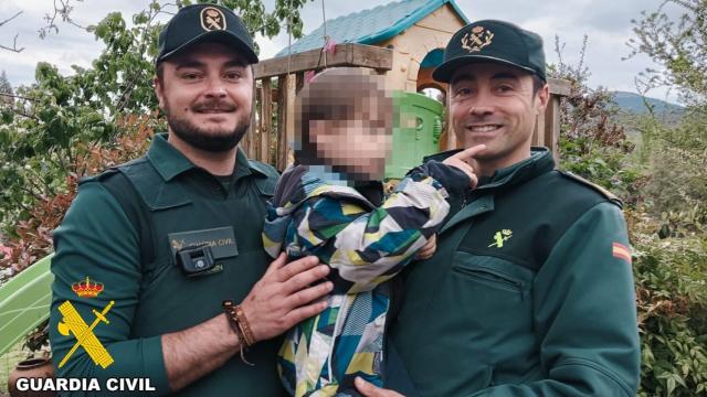 Agentes de la Guardia Civil durante el operativo en Covarrubias