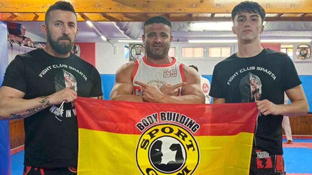 Juan Francisco Giménez Escámez (1i), del Gimnasio Sport Gym de Águilas, junto a su sobrino Juan, cuyo nombre como luchador es Ronin (1d).