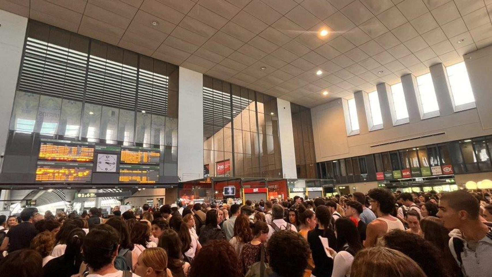 "No es un sabotaje, es incompetencia": el PP pone contra las cuerdas a Puente tras otro domingo de caos en el AVE