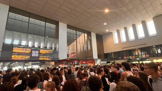 Pasajeros en la estación de Santa Justa (Sevilla), afectados por el retraso en las líneas del AVE.
