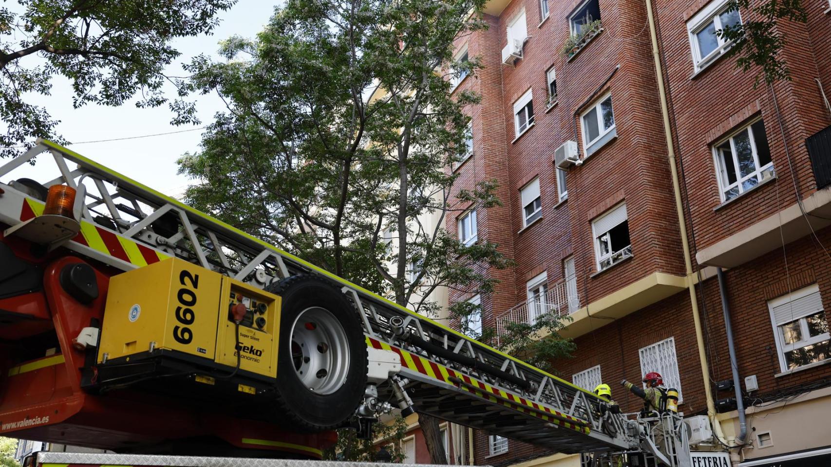 Nueve personas atendidas por un incendio, ya extinguido, en una vivienda en la calle Artes Gráficas de Valencia