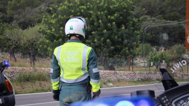 Un agente de la guardia civil de tráfico.