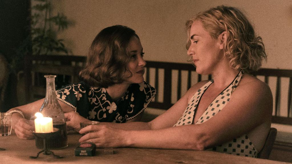 Kate Winslet y Marion Cotillard, en una escena de la película 'Lee Miller'.