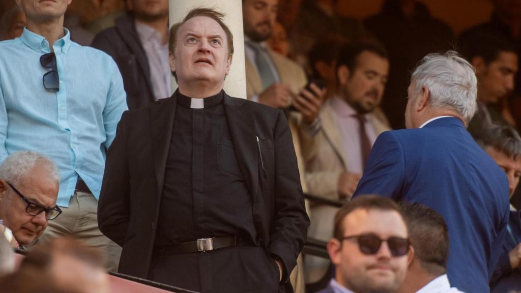 El padre parece disfrutar de los toros.