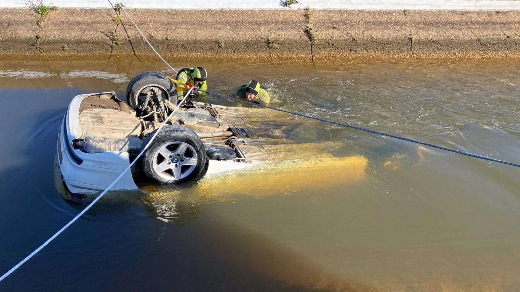 Los fallecidos hallados en un coche hundido en un canal de Cartaya son tres jóvenes de 26 y 27 años vecinos de la localidad