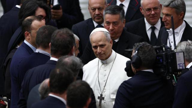 El papa León XIV este lunes en su reunión con los periodistas en El Vaticano.
