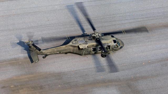 Un helicóptero en plena maniobra.