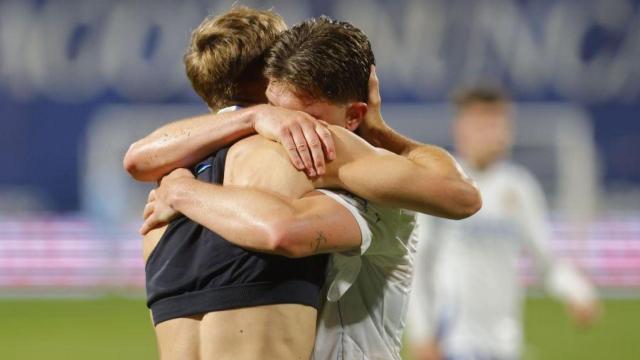 Dani Gómez y Raúl Guti se abrazan al final del encuentro.