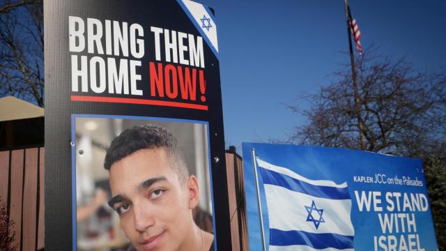 Un cartel en Tenafly (Nueva Jersey, EEUU) con el rostro del rehén Edan Alexander que exige el regreso a casa de los secuestrados por Hamás.