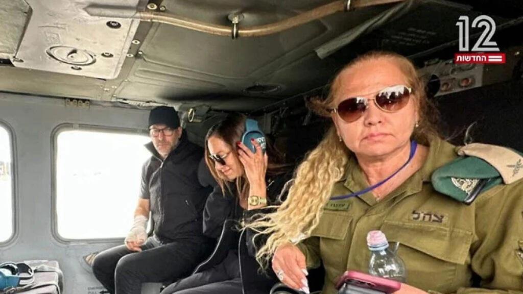 Yael Alexander (centro), madre del rehén Edan, y el enviado estadounidense para la toma de rehenes, Adam Boehler (izquierda), abordan un helicóptero rumbo al sur de Israel, antes de la liberación de Edan del cautiverio de Hamás.