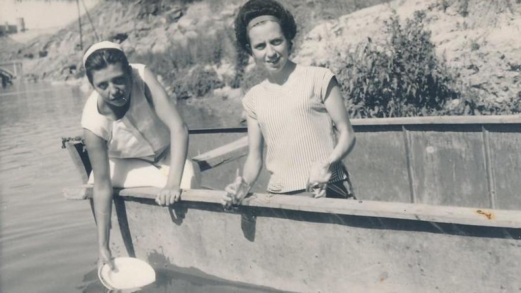 Lavando los platos en el agua limpio del Tajo.