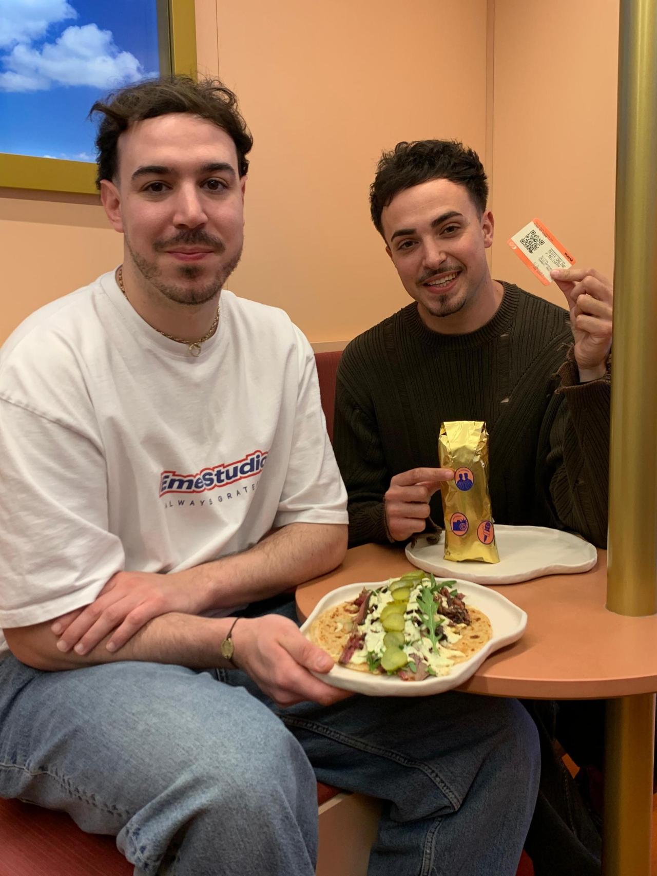 Javi Sanz y Juan Sauquillo, del grupo Cañitas, presentando su kebab en Mómö, la pasada semana.