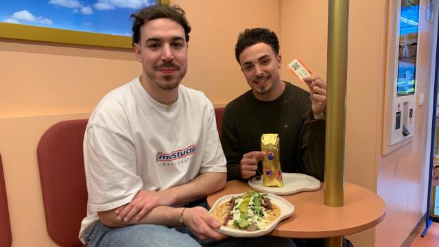 Javi Sanz y Juan Sauquillo, del grupo Cañitas, presentando su kebab en Mómö, la pasada semana.