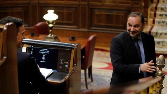 José Luis Ábalos, en su etapa de ministro, sonríe en el Congreso al pasar por delante de Pedro Sánchez.