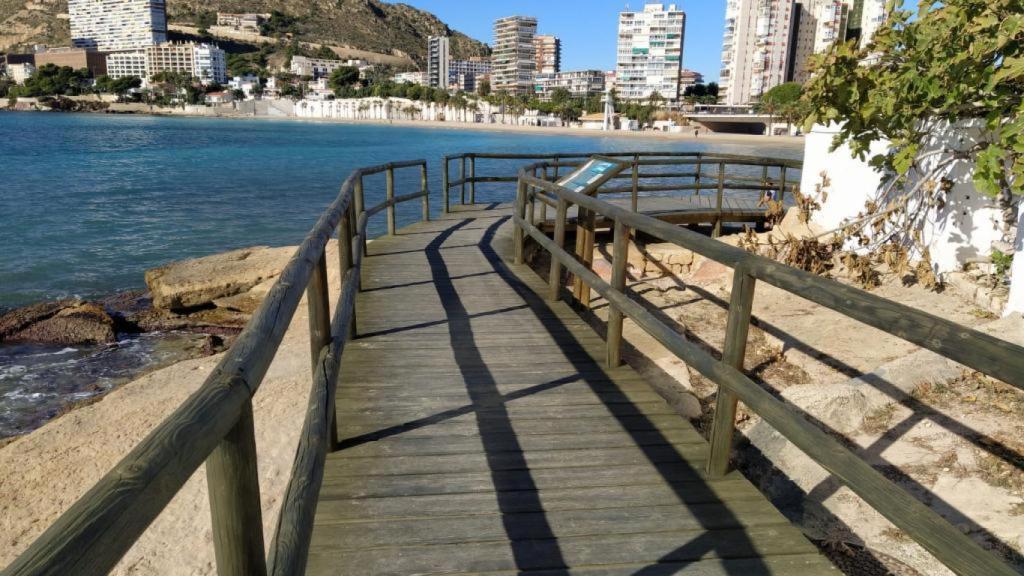 La pasarela que une las playas de la Albufereta y la Almadraba.