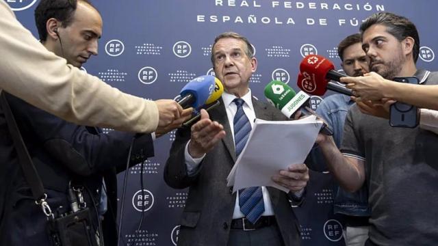 El alcalde de Vigo, Abel Caballero, tras la reunión en la Ciudad del Fútbol de Las Rozas (Madrid) sobre la candidatura de la capital olívica como sede para el Mundial de 2030