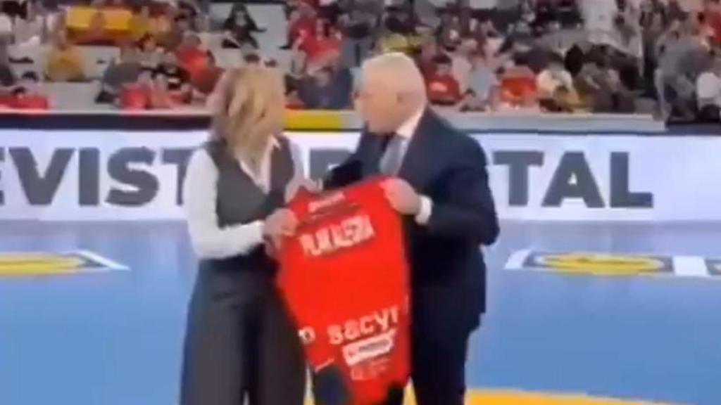 Sonora pitada y abucheos a la ministra Pilar Alegría durante el  España-Letonia de balonmano en Huesca