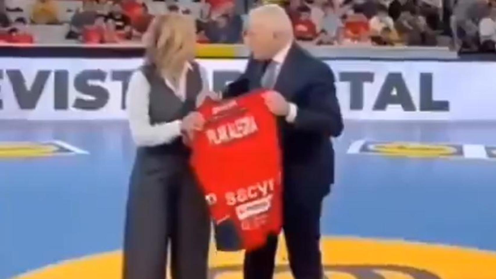 Sonora pitada y abucheos a la ministra Pilar Alegría durante el España-Letonia de balonmano en Huesca