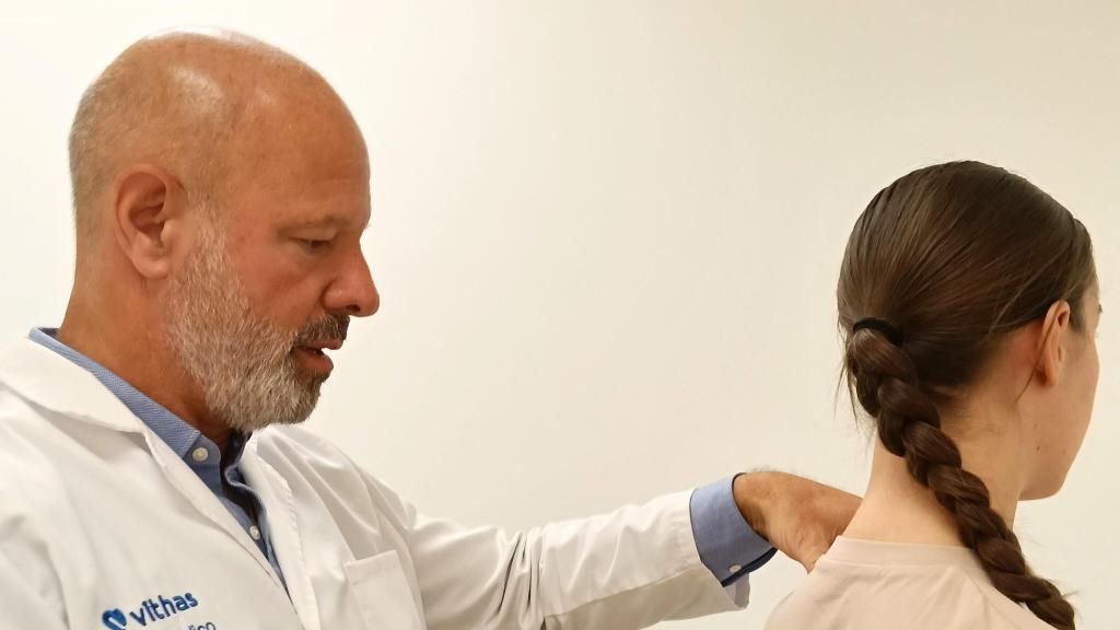 Exploración clínica de un paciente con fibromialgia en Vithas Málaga.