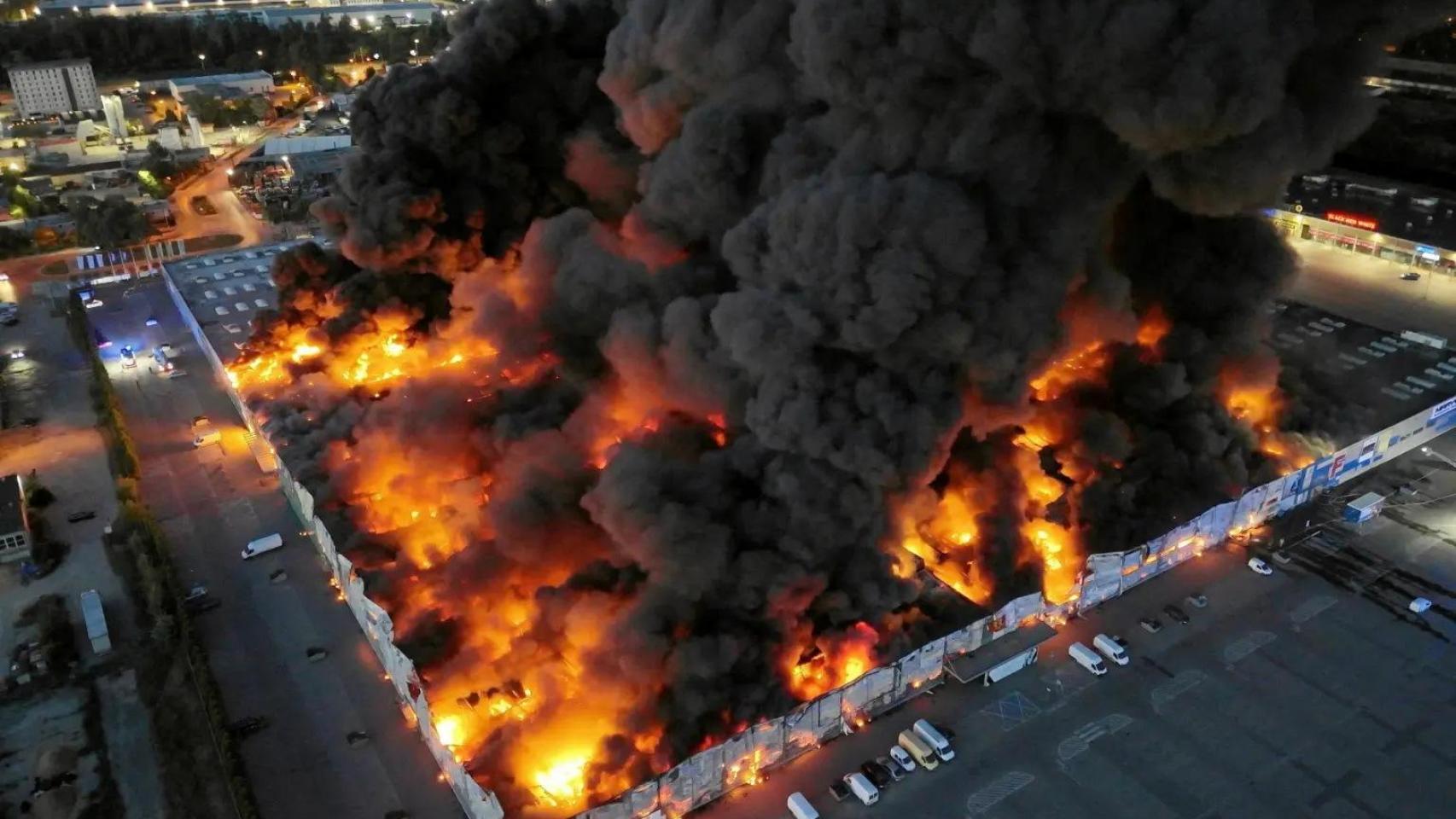 Polonia acusa a Rusia de provocar el incendio que arrasó el centro comercial más grande de Varsovia en 2024