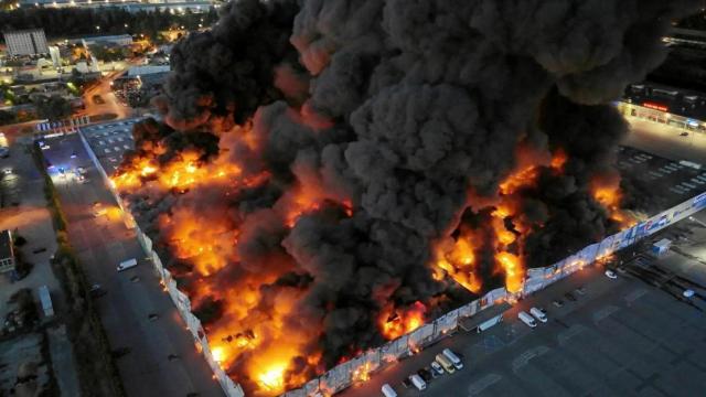 El centro comercial, en llamas, en 2024.