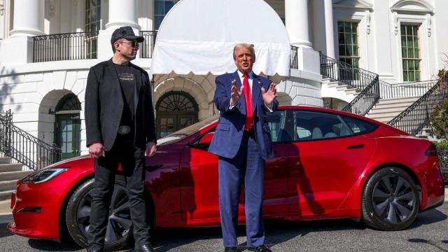 El presidente de Estados Unidos, Donald Trump, habla con los medios junto al consejero delegado de Tesla, Elon Musk, con un coche Tesla al fondo, en la Casa Blanca en Washington, Estados Unidos, el 11 de marzo de 2025.