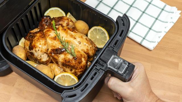 Ni frotar con estropajo ni usar bicarbonato: el sencillo truco para limpiar la grasa de la freidora de aire sin esfuerzo