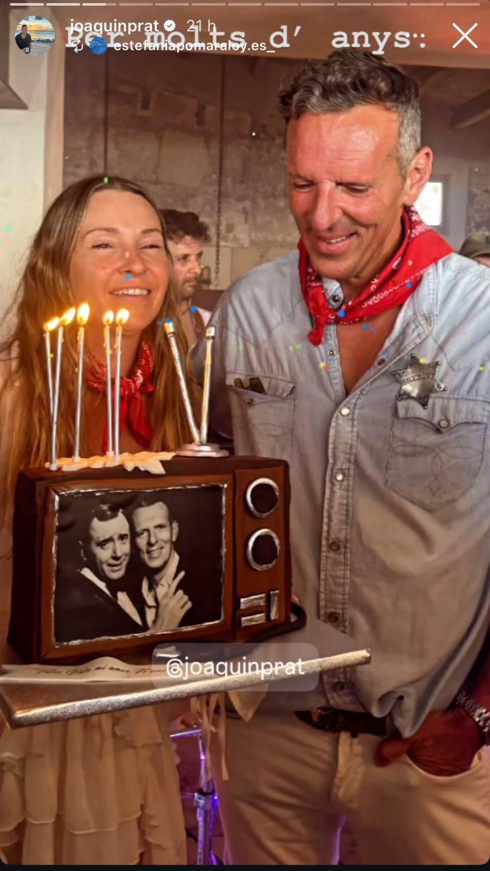 Joaquín Prat con Alexia Pla con el pastel con un guiño a su padre.