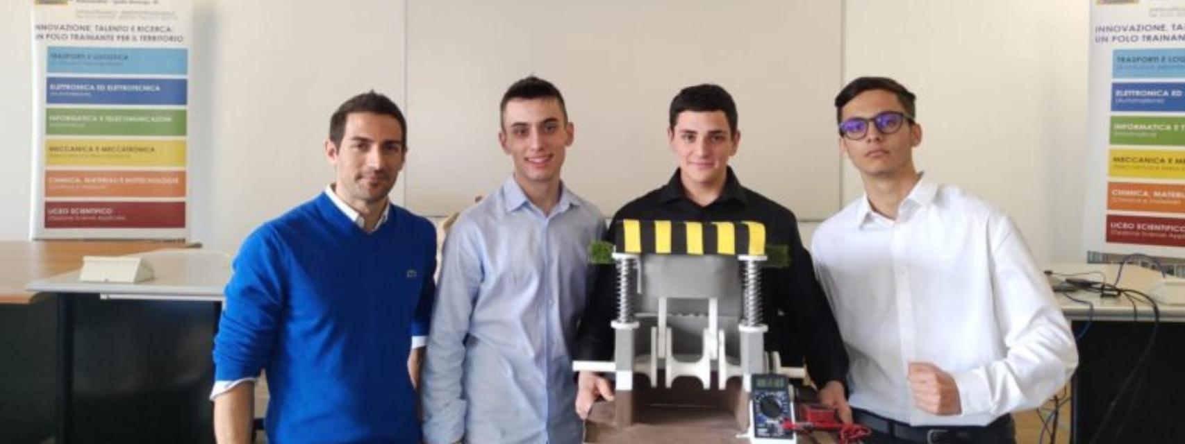 Los jóvenes ingenieros con su invento Hydrocult.