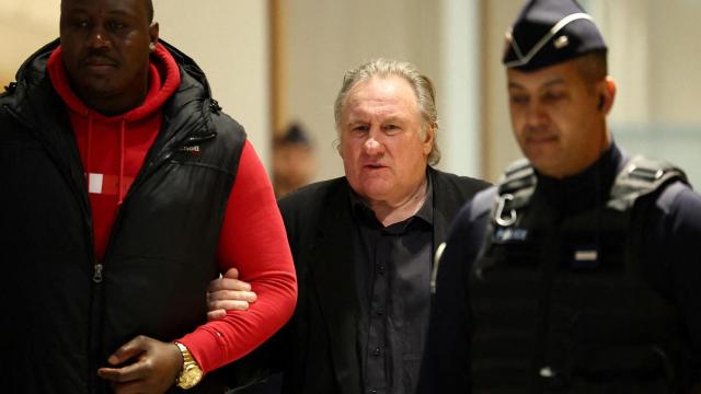Gerard Depardieu (centro), llega al juzgado en una de las sesiones del juicio, el pasado 27 de marzo en París. Foto: Reuters