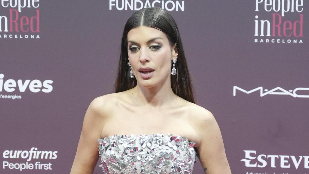 Dulceida en la fotocall de las personas en la gala roja.