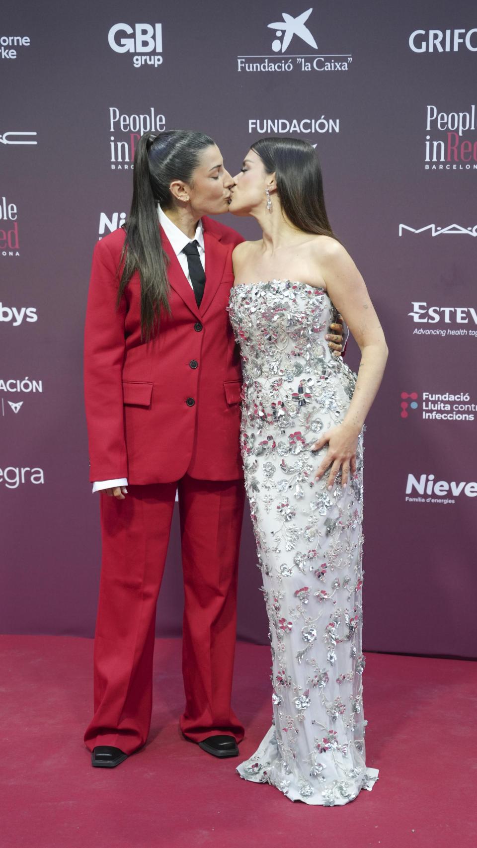 Dulceida y su compañera, Alba Paul, besándose en el fotocall, el pasado lunes 12.