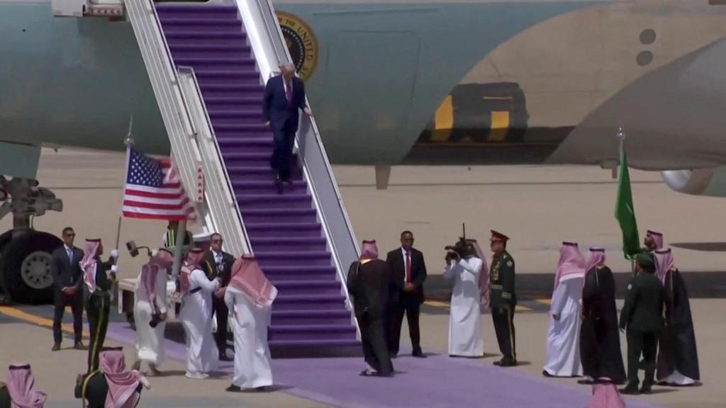 El presidente Donald Trump y el príncipe heredero saudí Mohammed Bin Salman se reúnen en Riad, Arabia Saudita, el 13 de mayo de 2025.