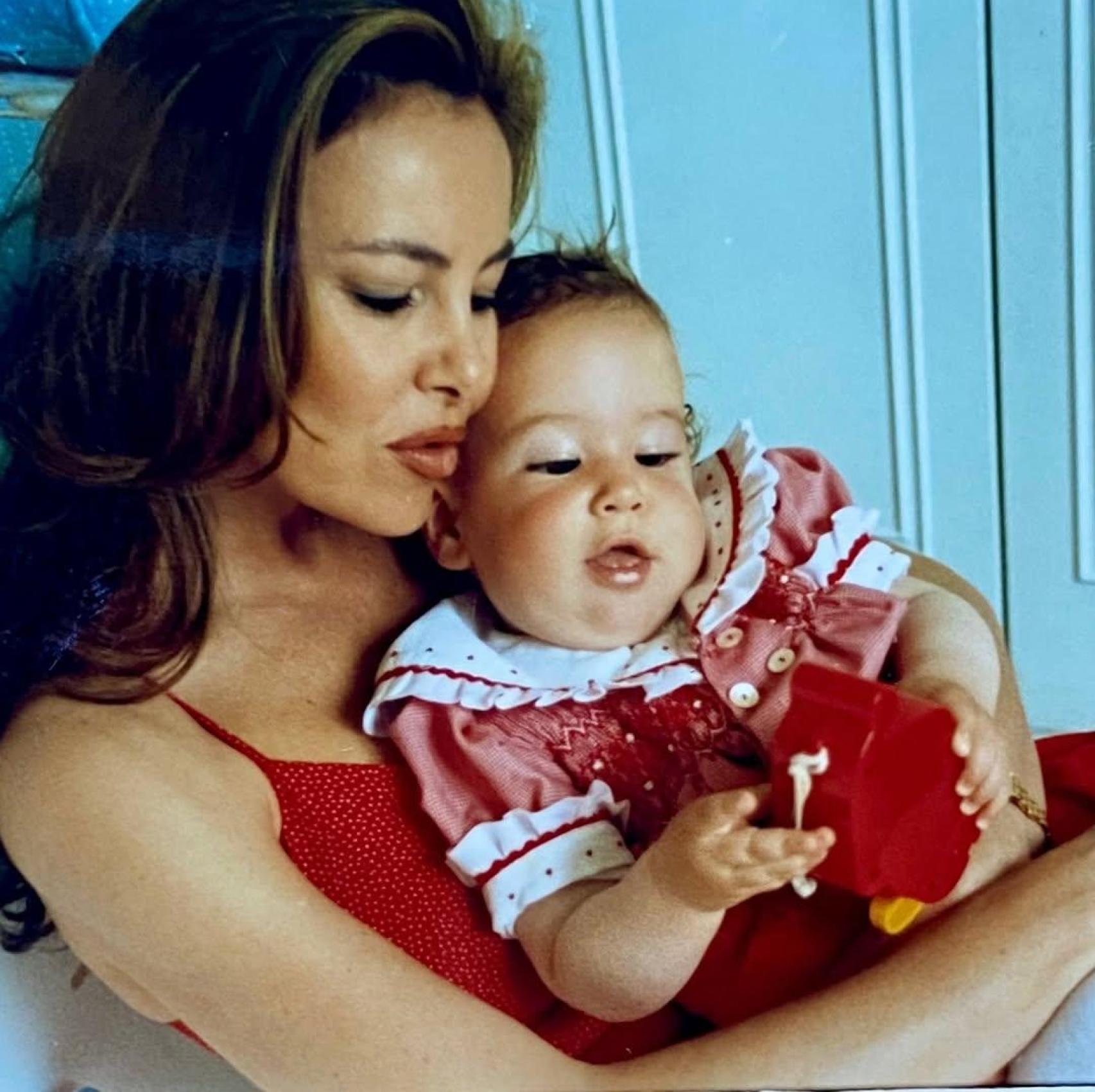 Ana Obregón y Álex Lequio cuando era niña en una imagen de sus redes.