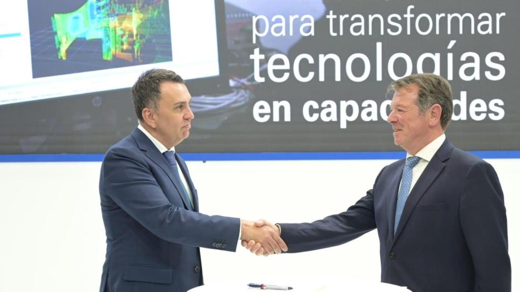 el consejero delegado de Telefónica Ingeniería de Seguridad, Jose Luis Gilpérez, y el director general ejecutivo de GDELS-Santa Bárbara Sistemas, Juan Escriñá