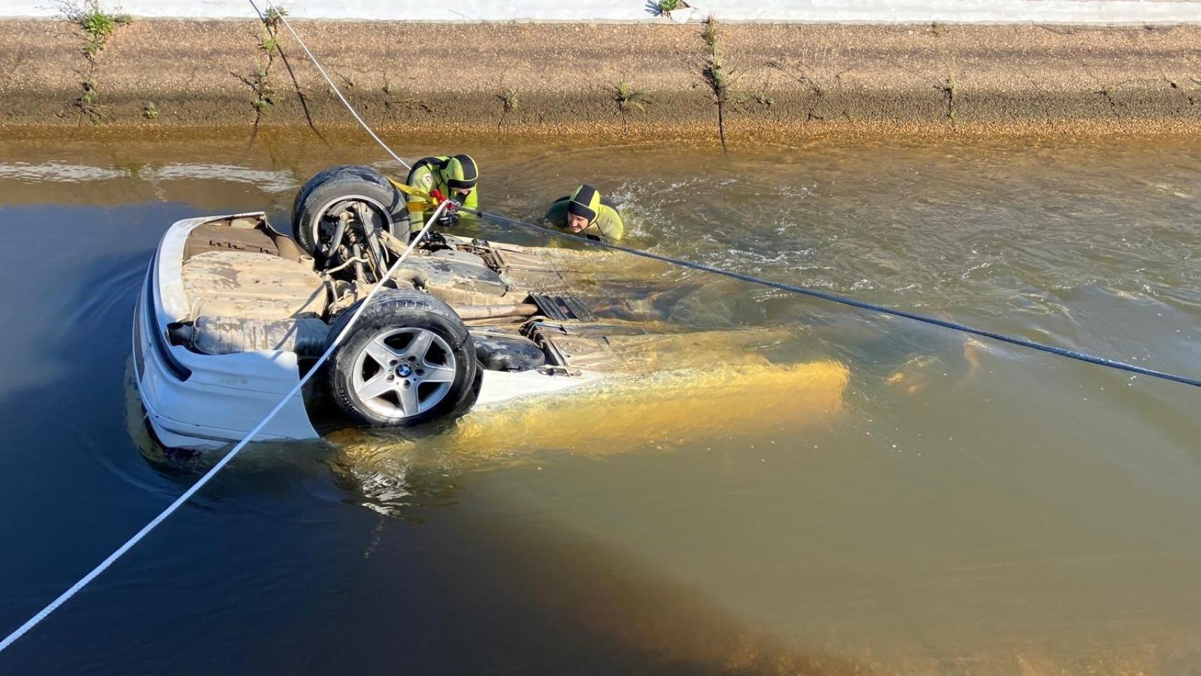 Braulio, Jesús y Cristian, los tres jóvenes muertos tras volcar su coche en Cartaya, cayeron al canal por conducir "muy rápido"