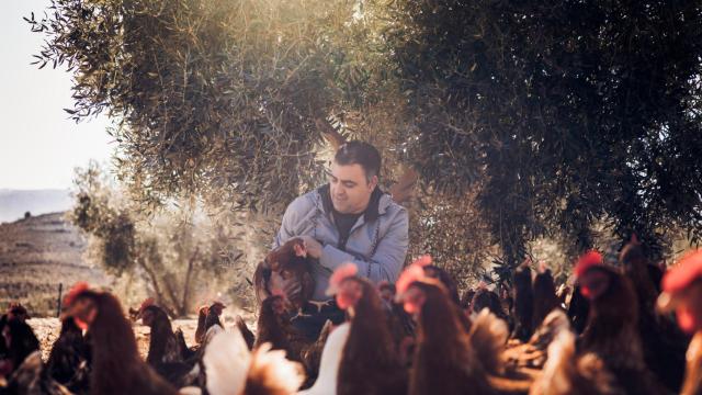 Víctor Compán puso en marcha su granja de gallinas camperas en plena sierra de la Alpujarra, Almería, con la ayuda de FEADER.
