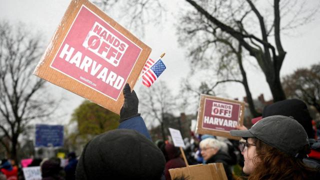 Una protesta el pasado 12 de abril en Cambridge (Massachusetts, EEUU) para pedir a Harvard que resista la presión del Gobierno de Trump en la universidad.